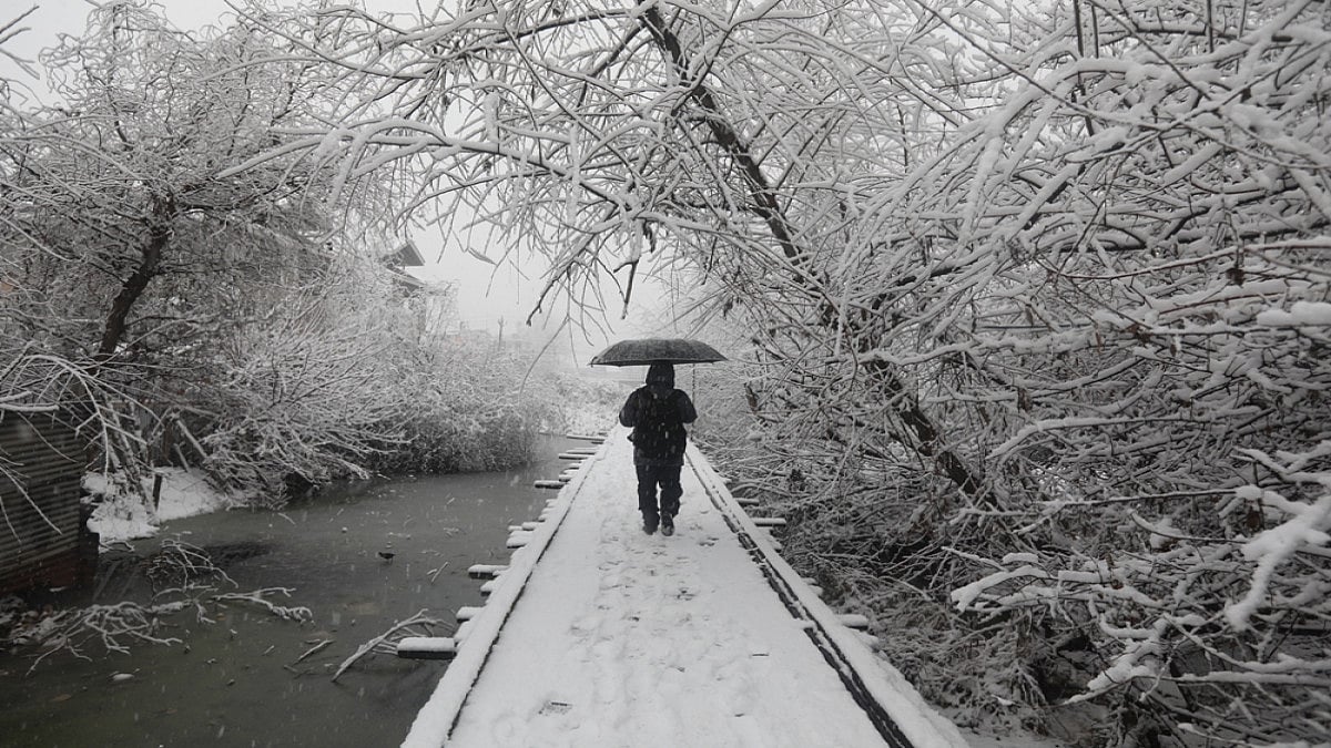 Cold Wave Intensifies In Kashmir