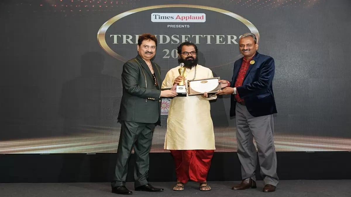 Best astrologer & Telipath in India award received by Bollywood singer Kumar Sanu.