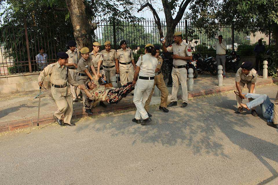 Missing JNU Student Najeeb Ahmed's Mother Forcefully Evicted Outside Delhi HC