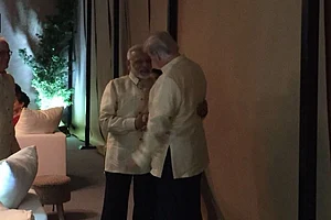 PM Modi Meets U.S. President Trump In Philippines
