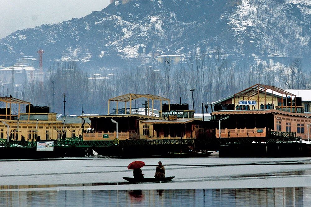 Kashmir Tourism Dept Woos Tourists From Bangladesh,Thailand