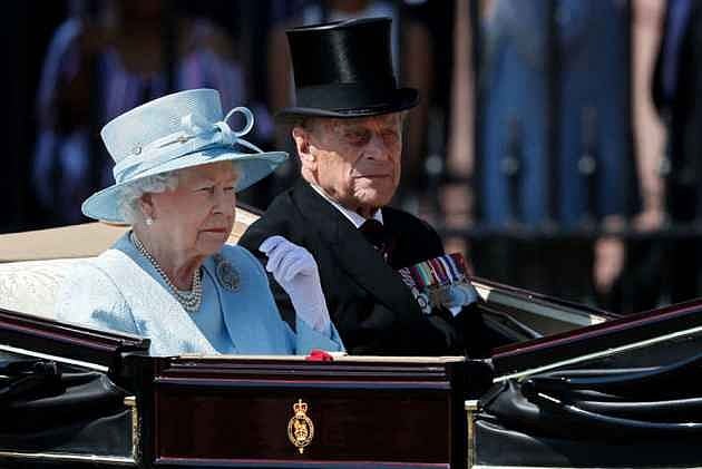 Paradise Papers: Leaks Show UK Queen's, US Commerce Chief's Offshore Investments