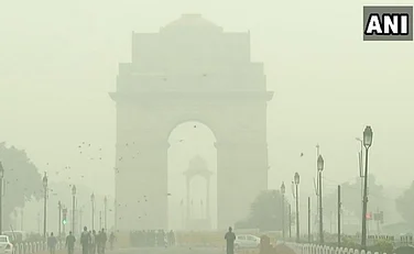 Delhi Fog Alert: Dense Fog Blankets Capital with Visibility 50-200 Metres, AQI ‘Very Poor’ at 320