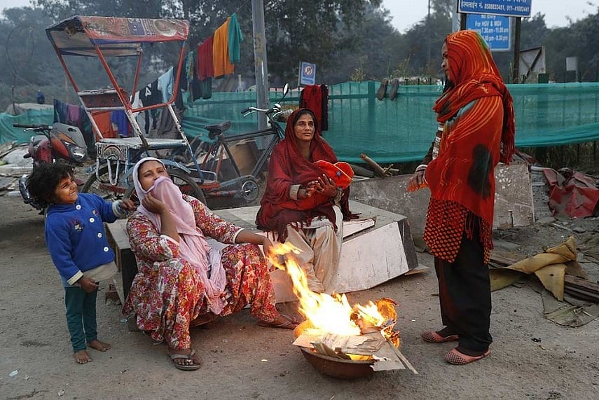 North India Experiences Biting Cold, Smog Envelopes Delhi As Kashmir, Himachal Shivers In Sub-Zero Temperature