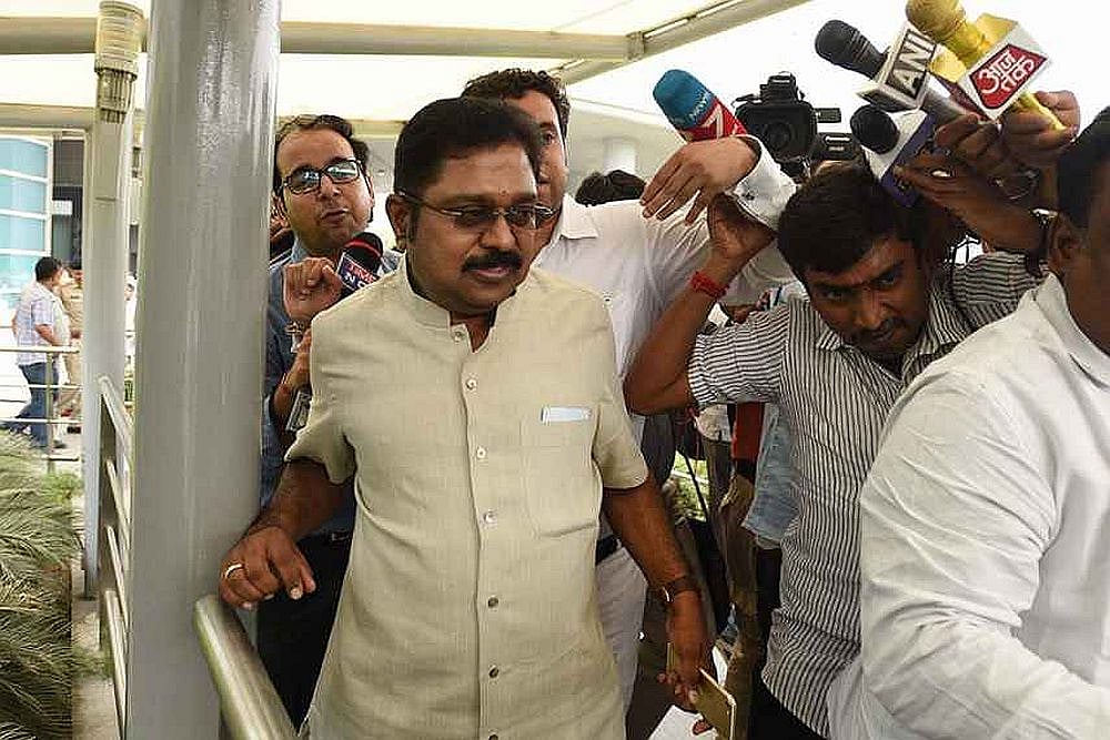 LIVE: 19 MLAs Supporting Dhinakaran Meet governor Ch Vidyasagar Rao, Seek Removal Of CM Palaniswami