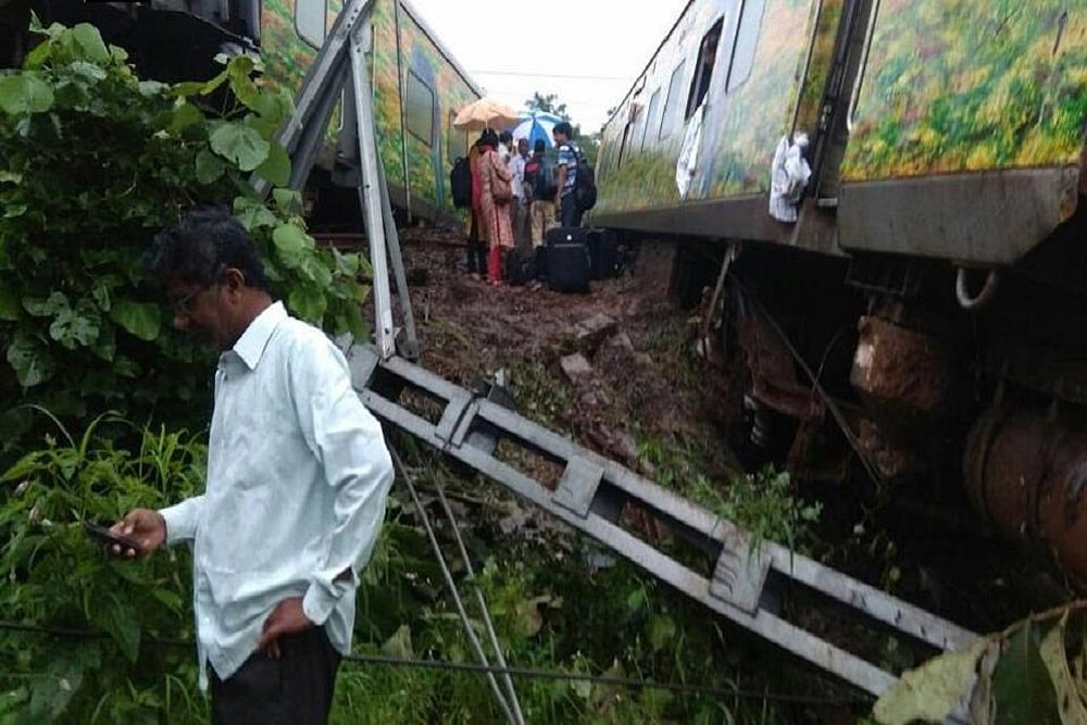 Six Coaches Of Nagpur-Mumbai Duronto Express Derails In Maharashtra