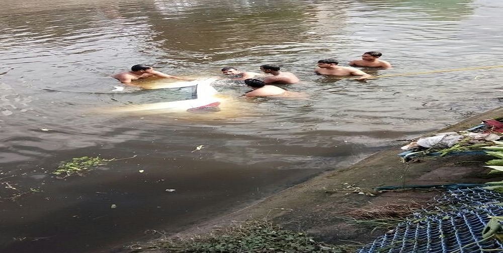 2 Dead, Five Rescued As Landfill Collapses In Delhi's Ghazipur, Vehicles And People Trapped