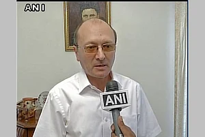 Ukranian Ambassador Asks Man To Take Selfie, Man Robs Him Of iPhone Later