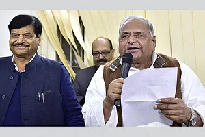 Mulayam And Shivpal Yadav May Form Secular Front Under Lokdal Banner