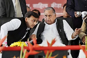 In A Reconciliatory Move Akhilesh Meets Father Mulayam, Invites Him To SP Executive Meet