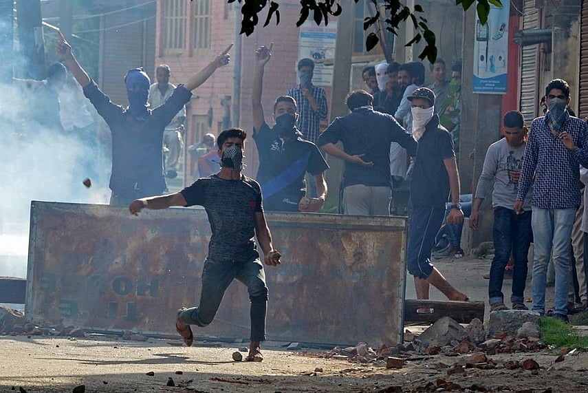 Stone-Pelters Clash With Forces Near Jamia Masjid In Srinagar, One Hurt