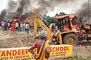 Clash Between Policemen And Locals During Anti-Encroachment Drive Leaves Many Injured In Patna