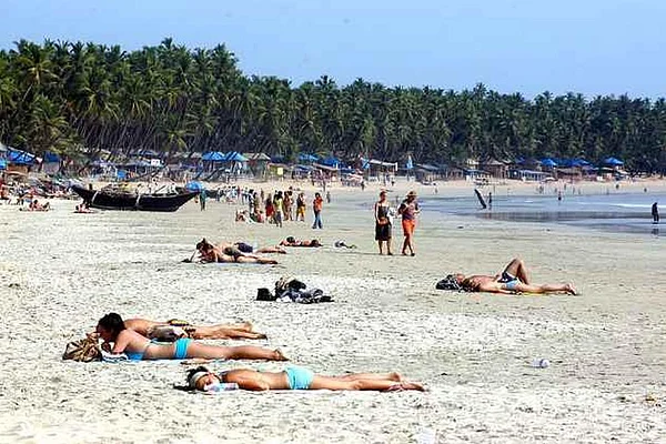 Goa Tourism Dept Mulling Ban On Serving Drinks In Glass Bottles On Beaches
