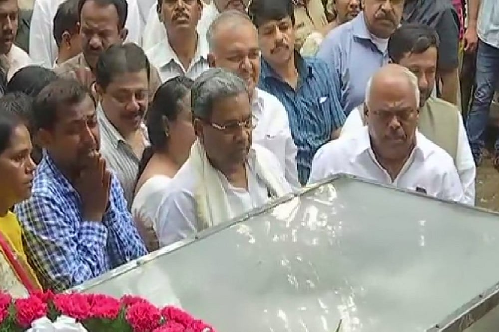 Amid Rain And Tears, Journalist Gauri Lankesh Laid To Rest With State Honours
