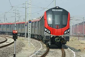 First Day Of Lucknow Metro: Passengers Stuck Inside For Over An Hour Without Lights And AC, Taken out Through Emergency Exit