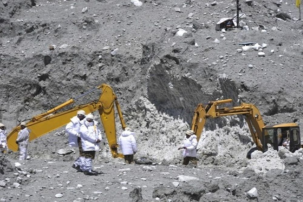 9 People, Including 6 Passengers Travelling On A Vehicle, Go Missing After Being Hit By Avalanche In Kupwara's Tangdhar