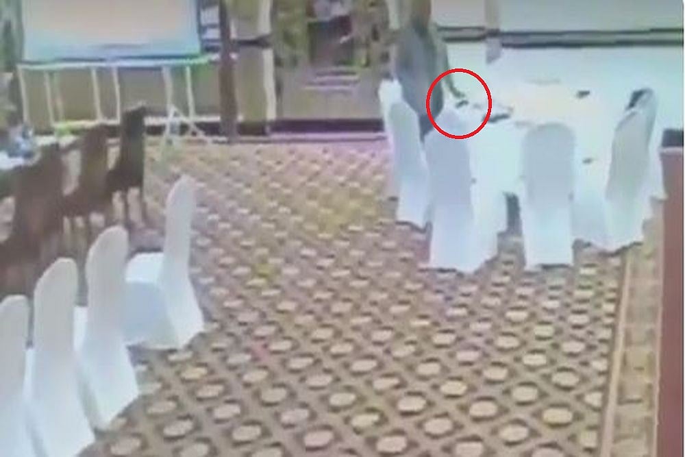 Pakistani Bureaucrat Who Stole Kuwaiti Delegate's Wallet Suspended After Video Went Viral