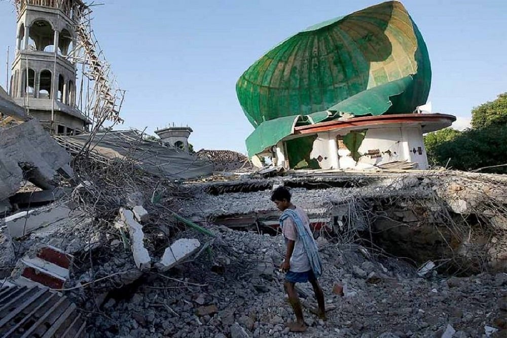 Indonesia To Begin Mass Burials For Earthquake And Tsunami Victims