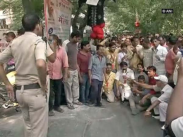 EDMC Sanitation Workers Protest Outside Kejriwal's Residence