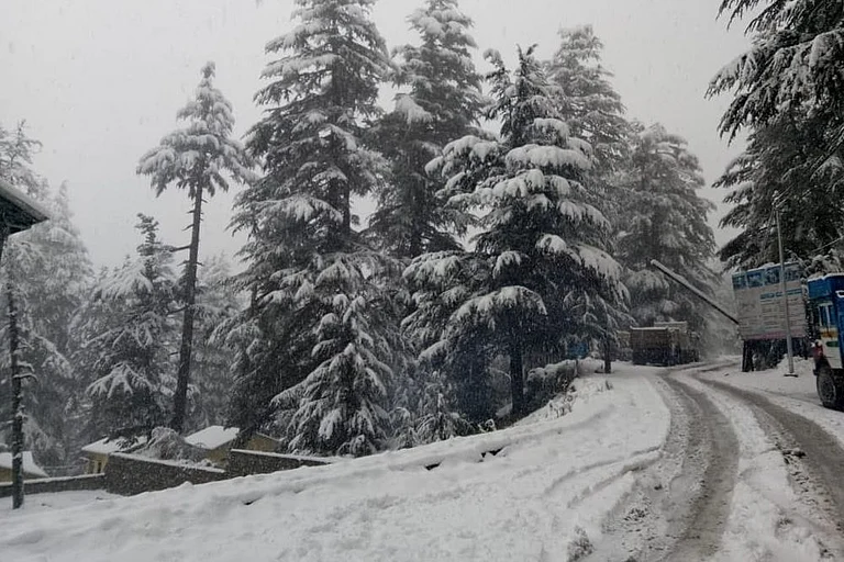 Heavy Snowfall Leads To Unprecedented Power Outages Across Kashmir Valley - null