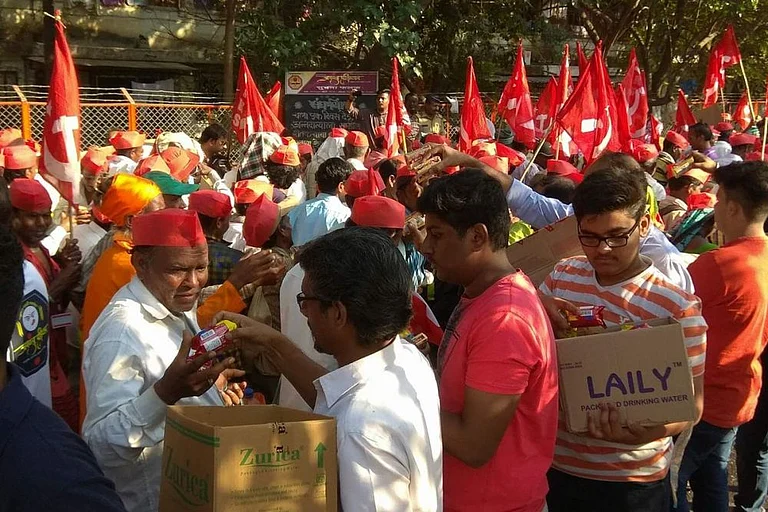From 'Dabbawalas' To Students, How Mumbaikars Help Thousands Of Protesting Farmers - null