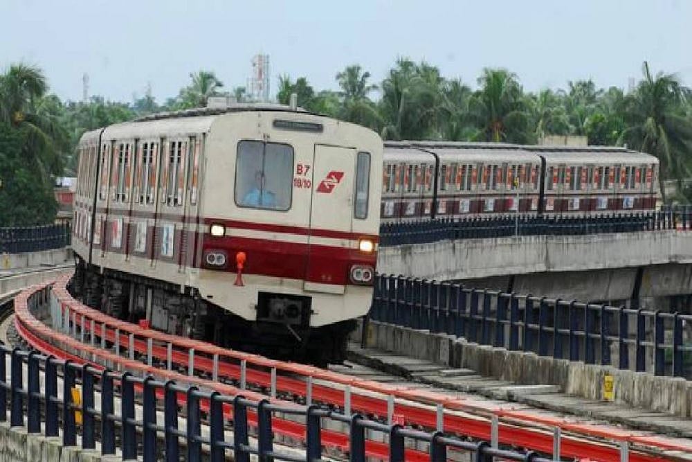 Kolkata Metro Stranded After Electrical Snag, Goes Dark, Panicked Passengers Try Breaking Windows