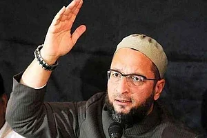 Owaisi Calls NIA Blind And Deaf, Vows To Help Families Of Mecca Masjid Blast Victims