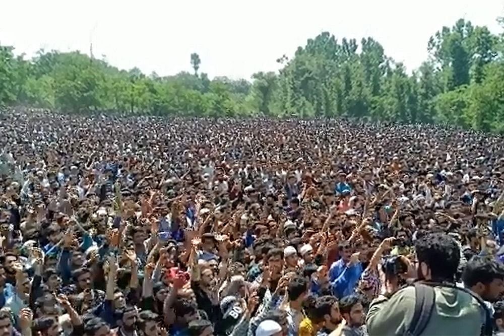 Kashmir: Thousands Participate In Funeral Of Lashkar Commander Shakoor Ahmad Dar
