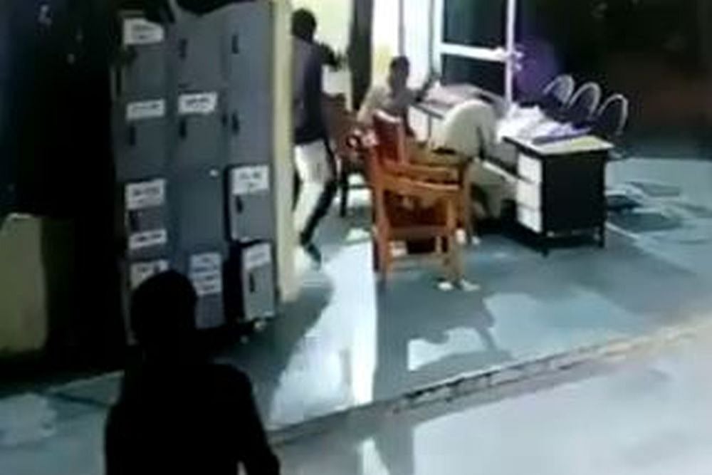 Watch: Undertrial Prisoner Attacks Guards At Police Station From Behind In Bhind