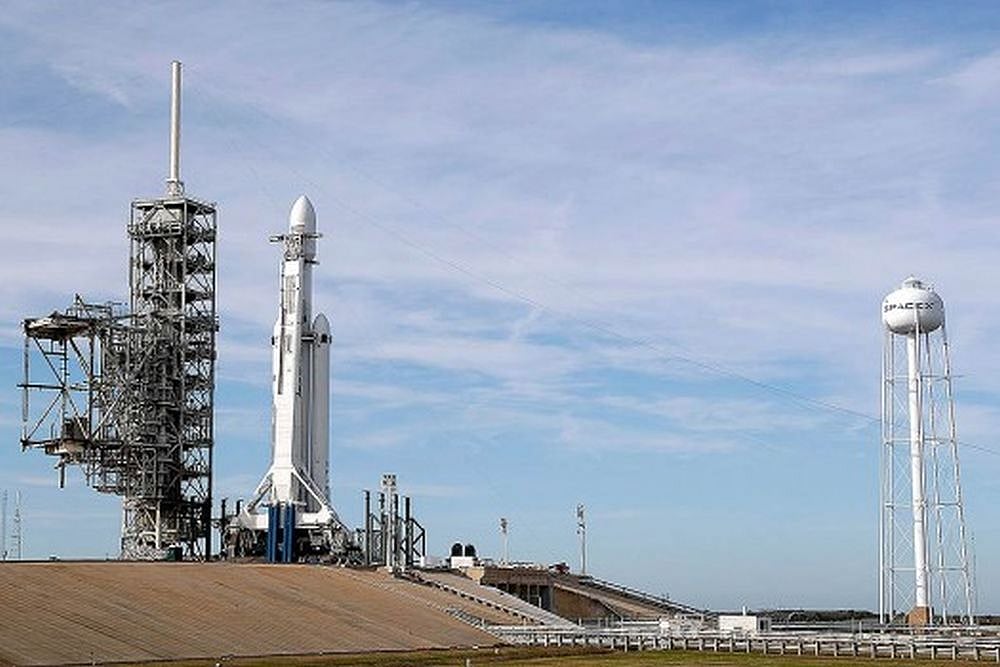 SpaceX Will Send Japanese Billionaire To Moon