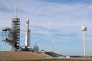 SpaceX Will Send Japanese Billionaire To Moon