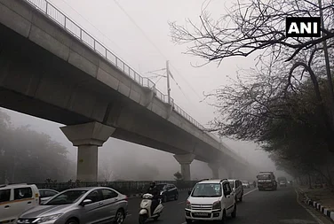 Delhi Weather: Dense Fog Persists with Visibility 50–200 Metres, AQI 'Very Poor' at 310–330