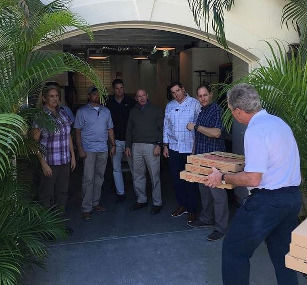 George Bush Delivers Pizza To Unpaid Secret Service Personnel, Calls For Shutdown To End