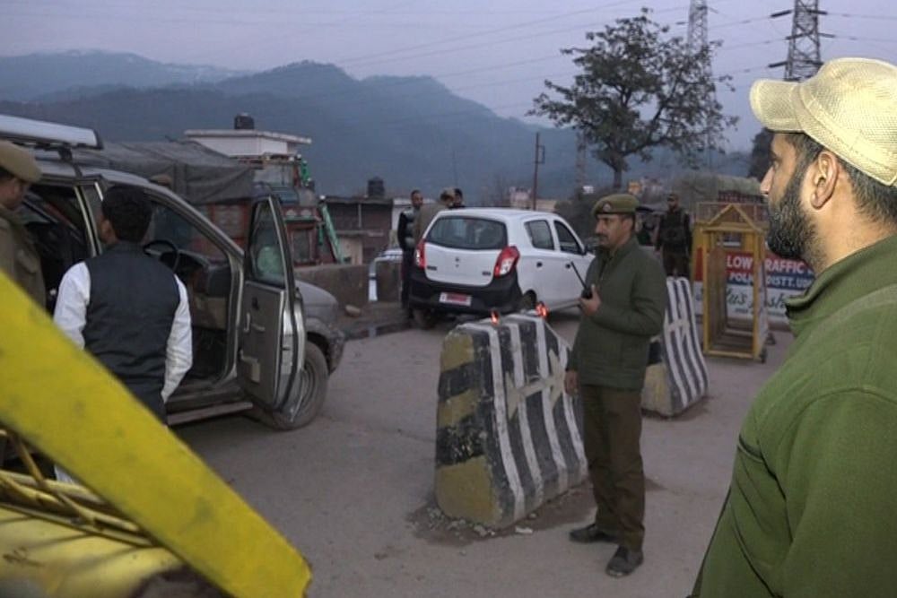 Commuters On the Jammu-Srinagar Highway Remain Stranded 