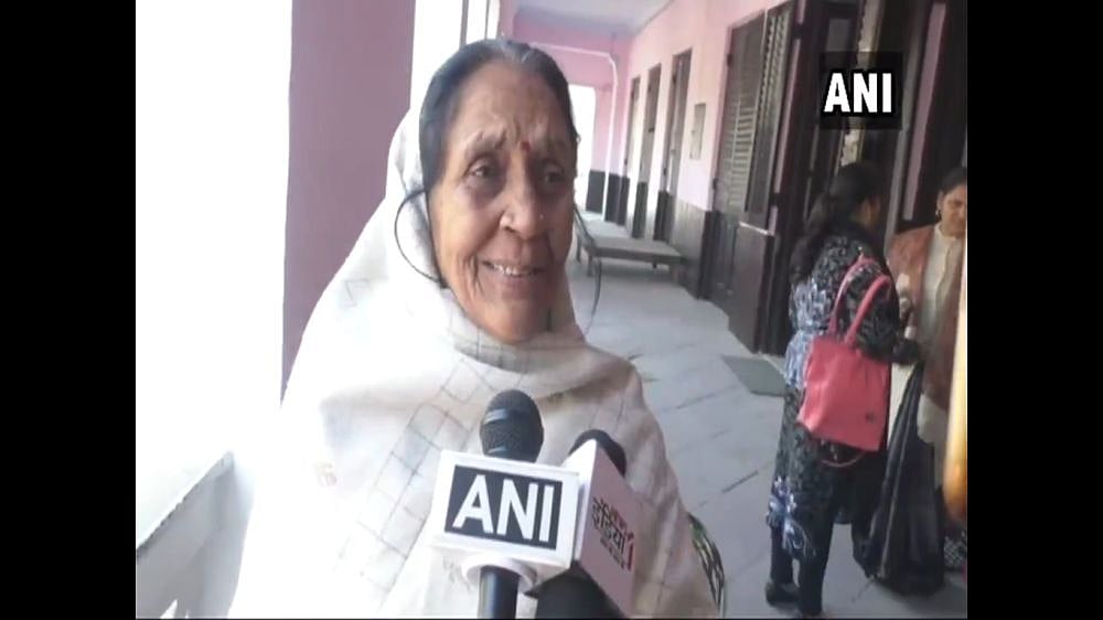 Freedom Fighter’s Daughter Cries On Stage, Asks For Government Aid