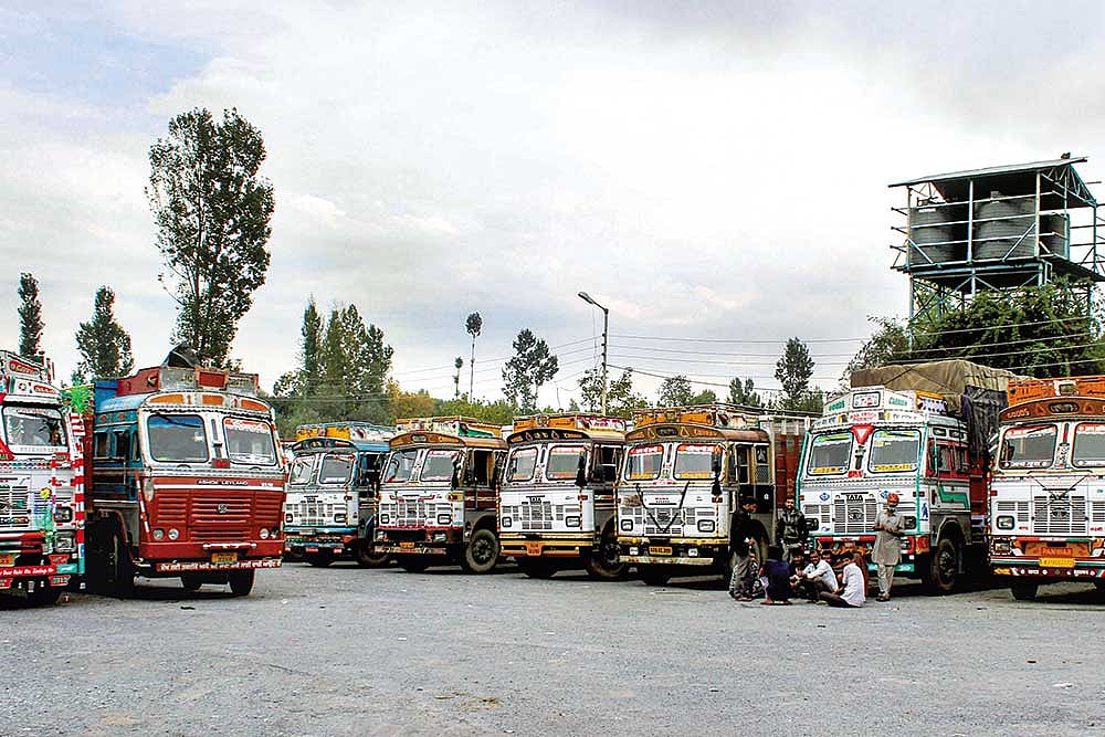 Bloody Apple Trade - J&K's Fruit Trade Pierced By Bullets, Article 370 In Focus Again