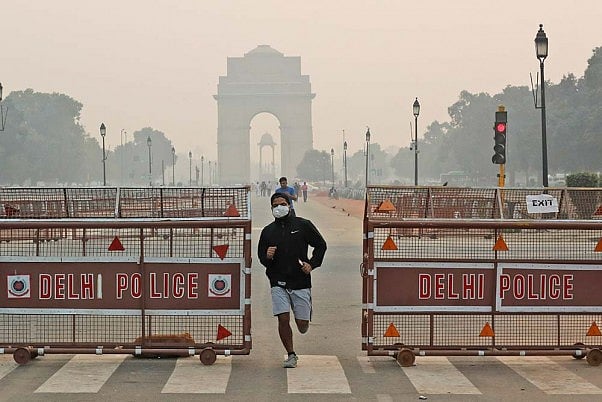Early morning smog near India Gate at Rajpath, New Delhi.