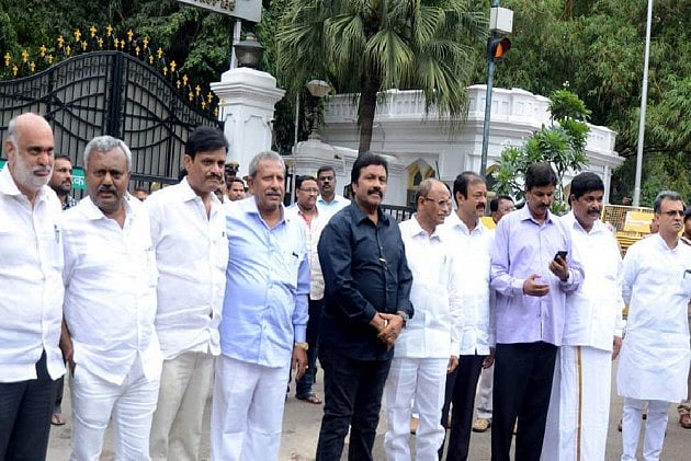 Karnataka: Disqualified Rebel MLAs Will Join BJP On Thursday