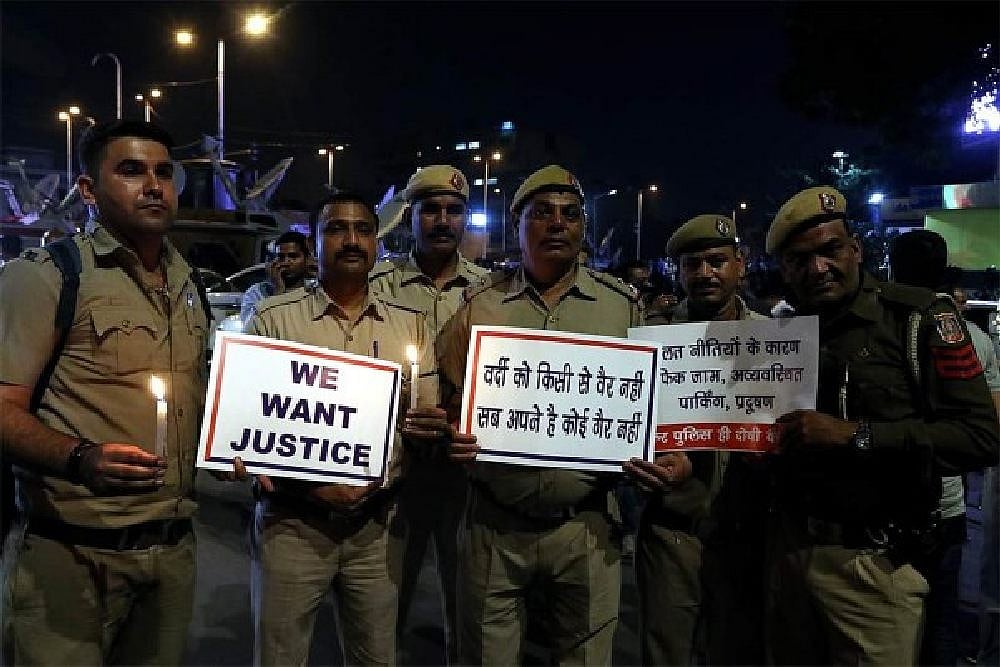 Delhi Police Chief Briefs Lt. Governor On Cops' Protest Against Assault By Lawyers