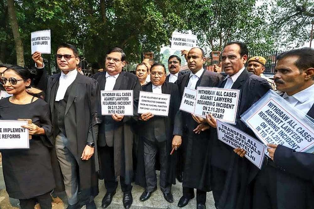 Lawyers' Agitation Continues For 4th Consecutive Day, Litigants Offered Flowers