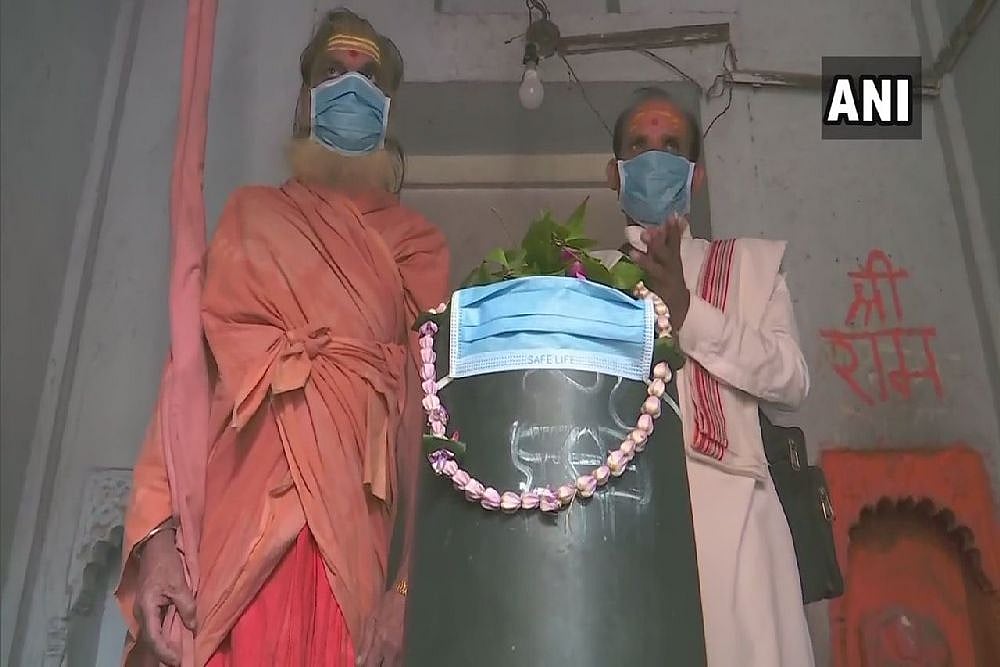 Varanasi: Priests, Devotees Put Mask On <em>Shivling</em> To Protect It From Air Pollution