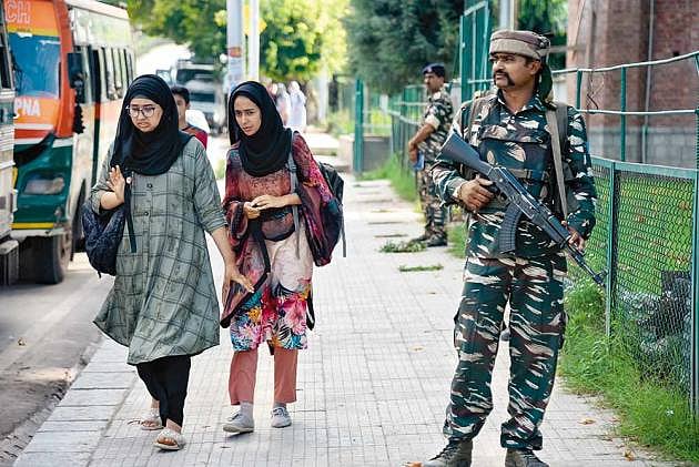 UK Panel Debates Situation In Kashmir, Calls For India-Pakistan Dialogue