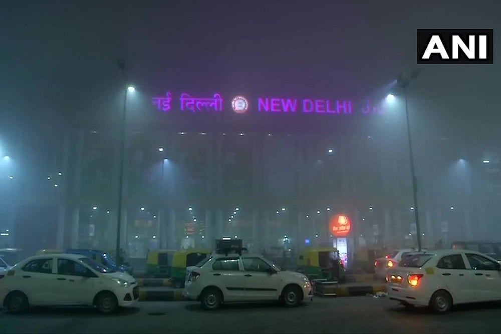Dense Fog Engulfs Delhi Amid Severe Air Quality; 3 Flights Diverted, 30 Trains Running Late