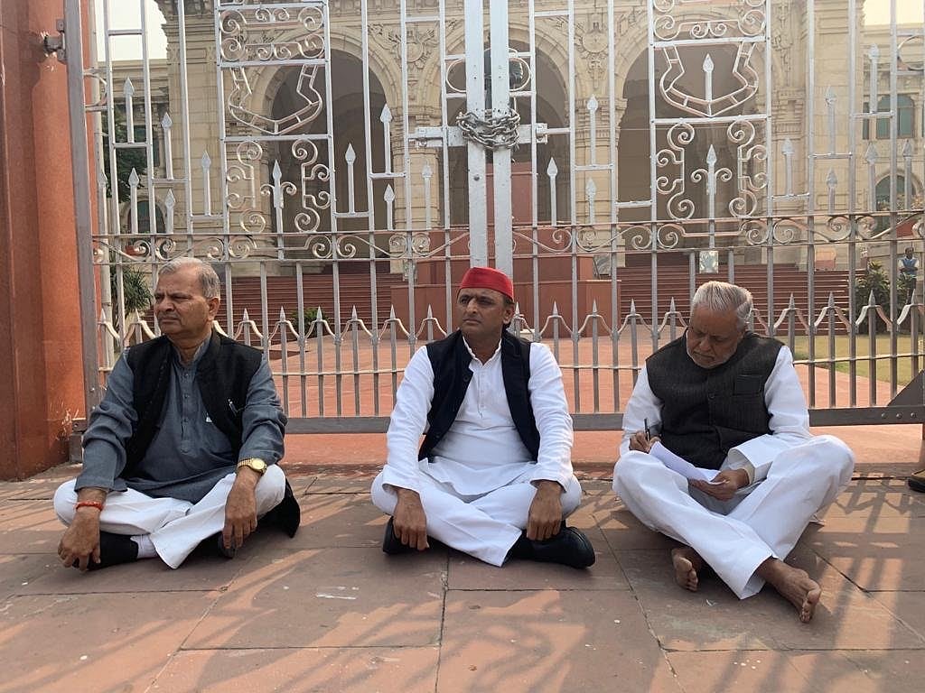 Akhilesh Yadav Sits On Dharna To Protest Against Unnao Rape Case, Demands UP Govt's Removal