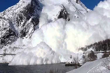 Jammu & Kashmir Weather Update: Avalanche Warning for 5 Districts, Heavy Snow in Higher Reaches