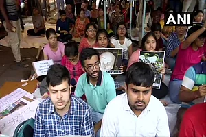 Bengal On Tenterhooks: Doctors' Protest Enters 3rd Day, Guv Calls Meeting To Discuss Law & Order