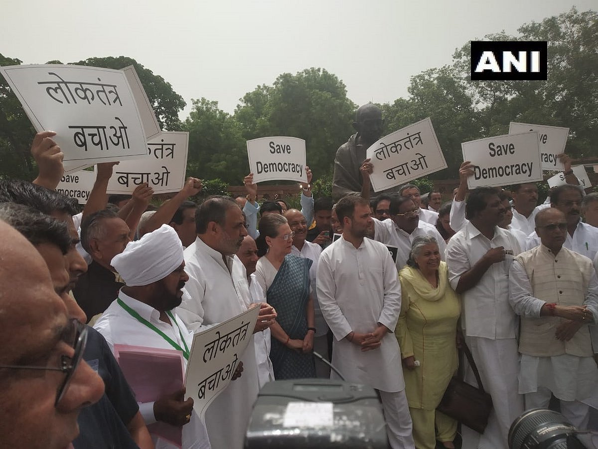 Congress Leaders Protest In Parliament Over Karnataka, Goa Crisis
