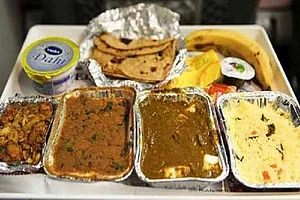 Lizard In Railway Food! A Senior Citizen's Trick To Score Free Meals