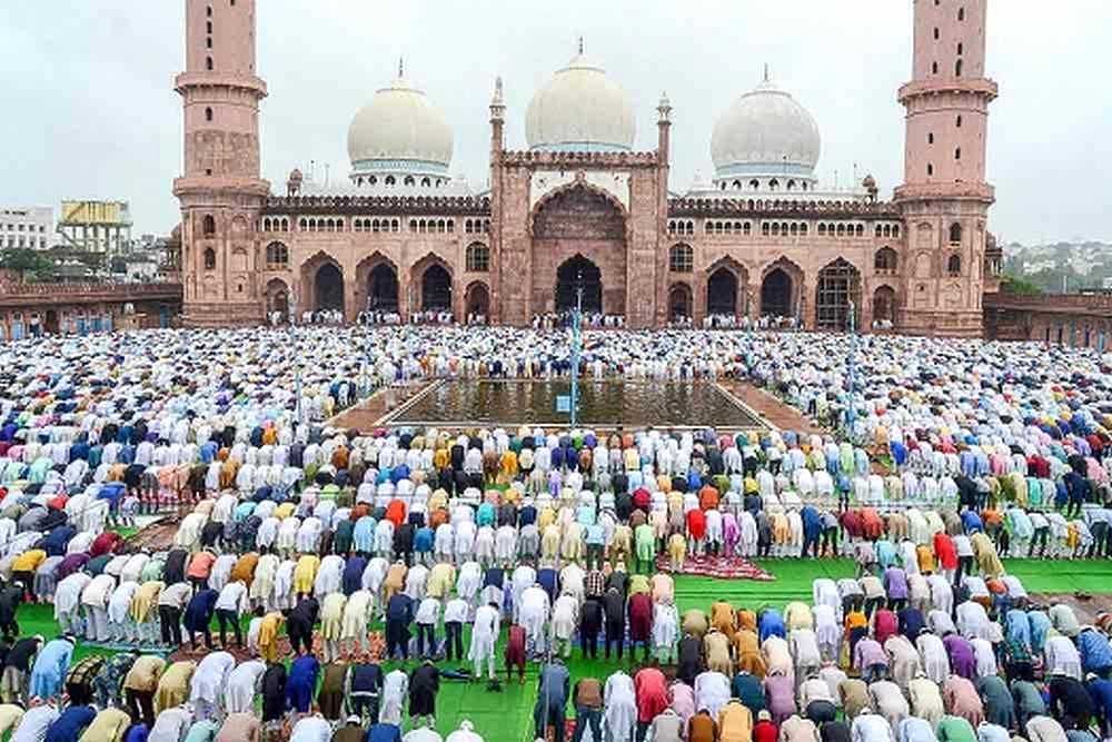 SC Dismisses Hindu Mahasabha's Plea On Entry Of Women Into Mosques For Prayers