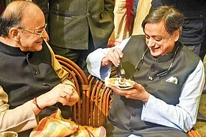 Shashi Tharoor Pens Tribute, Says Arun Jaitley Was Every Non-BJP Person’s Favourite BJP Person